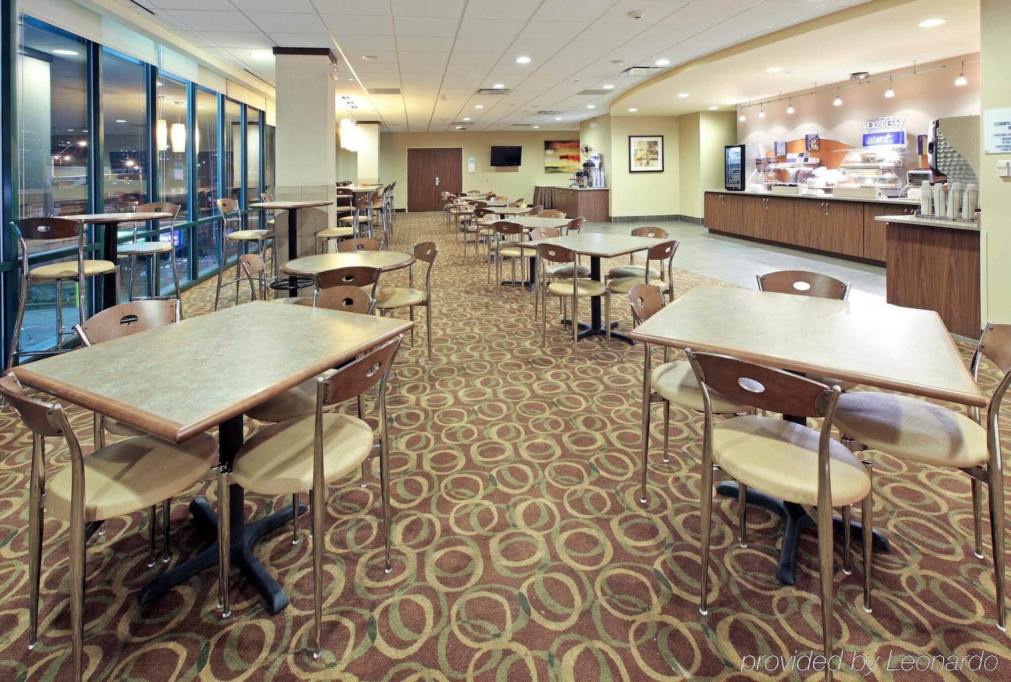 Holiday Inn Express & Suites Fort Worth Downtown By Ihg Exterior photo